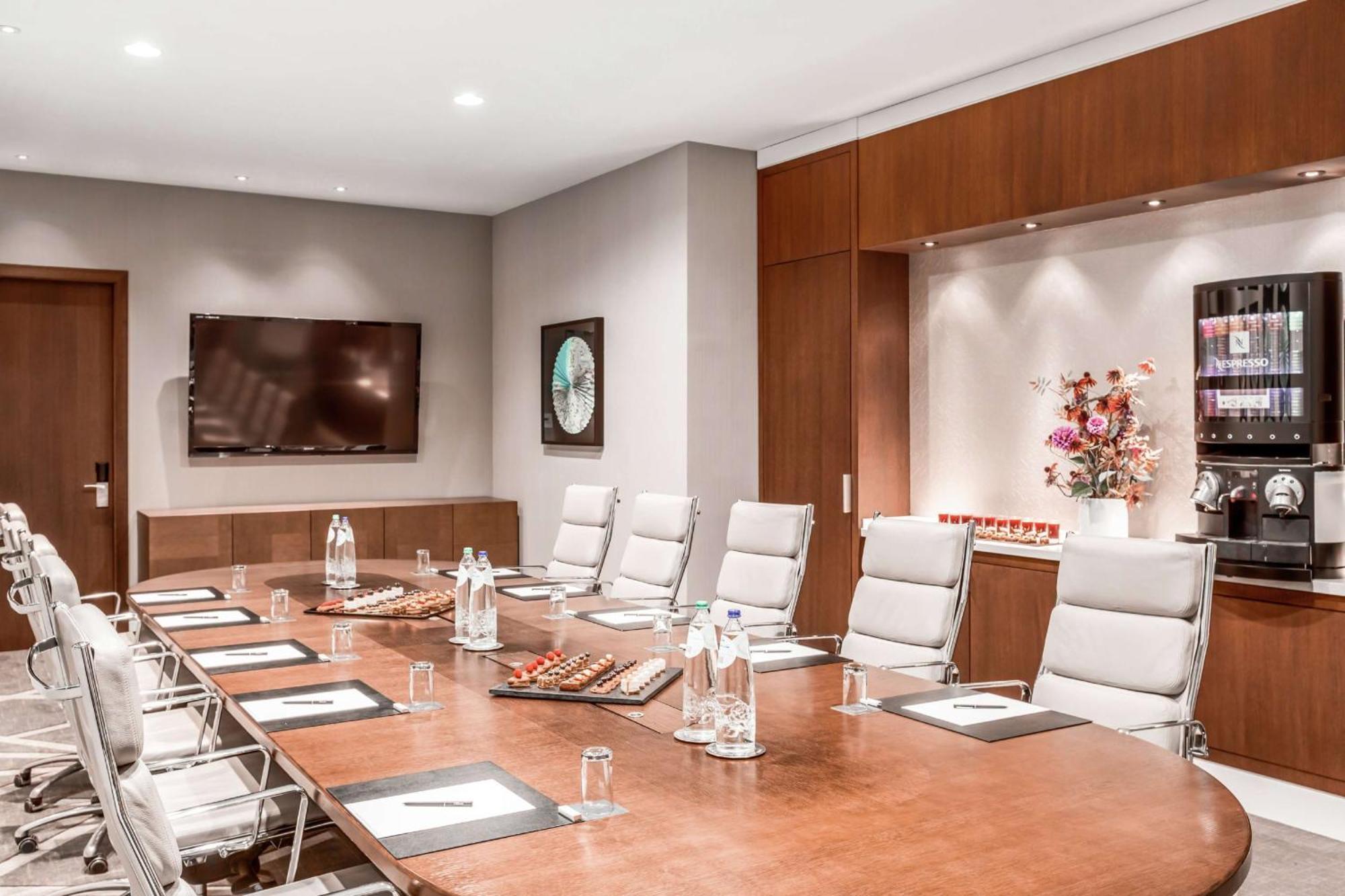 Hotel Hilton Róterdam Exterior foto Boardroom at the Four Seasons Hotel, London